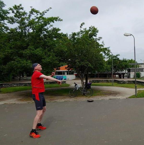 Personal Trainer Gütersloh Christian Wagner mit Klient beim Basketballtraining