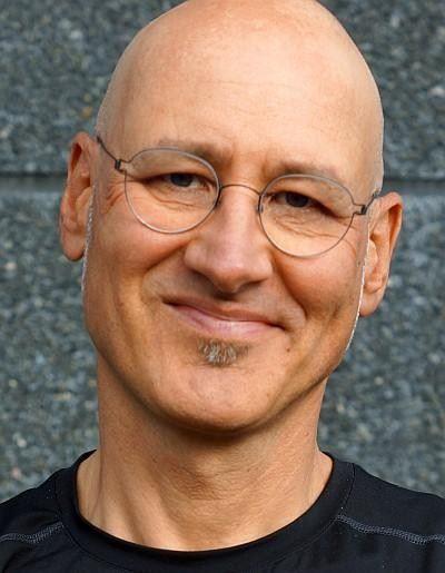 Personal Trainer Herford Christian Wagner lächelt auf dem Portrait 