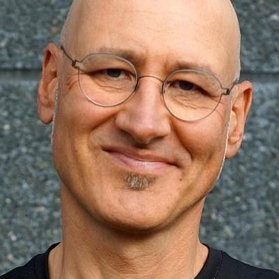 Personal Trainer Herford Christian Wagner lächelt auf dem Portrait 