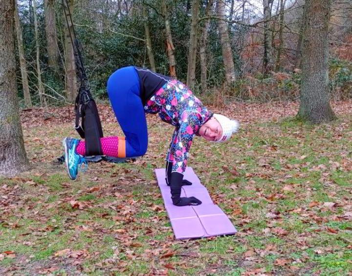Personal Trainer Herford Christian Wagner Slingtraining mit Klientin für den Bauch