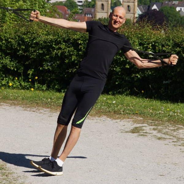 Personal Trainer Herford Christian Wagner beim Slingtraining in Brockhagen outdoor